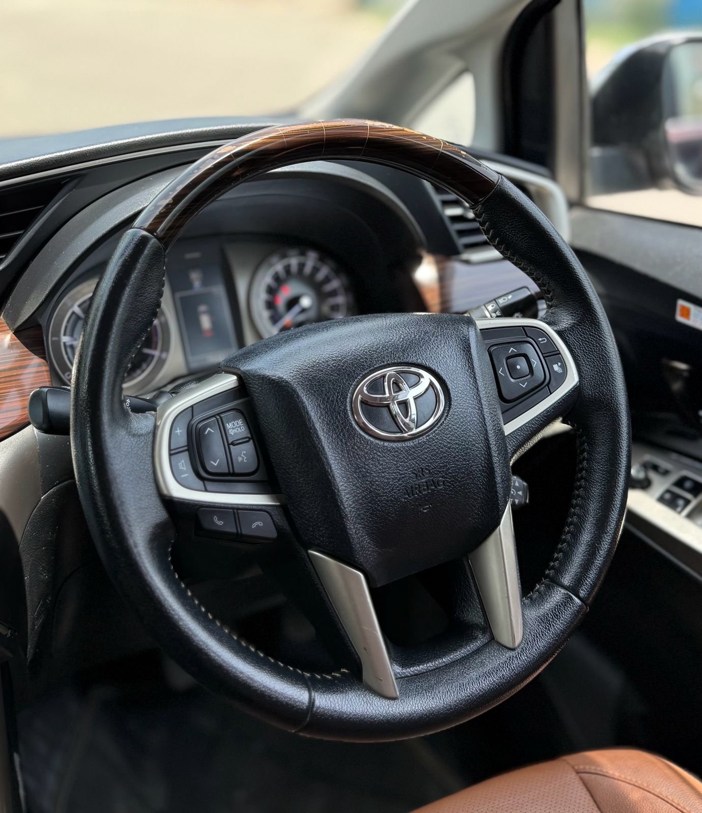 Innova Crysta Auto 2.4 Z